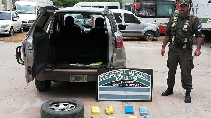 Llevaban cocaiacutena a Buenos Aires escondida en las ruedas de auxilio
