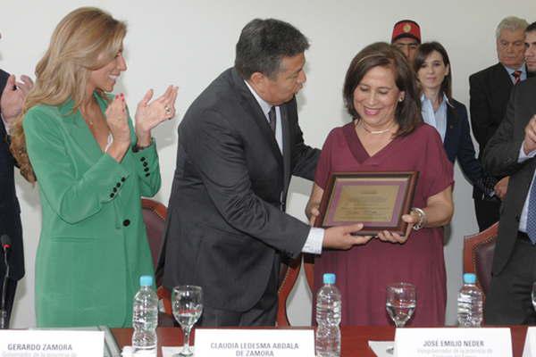 Hay que lograr la insercioacuten de los recursos humanos meacutedicos  y una distribucioacuten equitativa