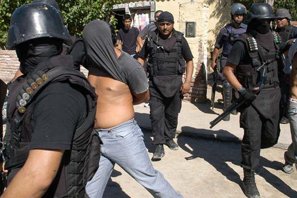 Secuestran tumberas y atrapan  a sujetos que agredieron a policiacuteas 