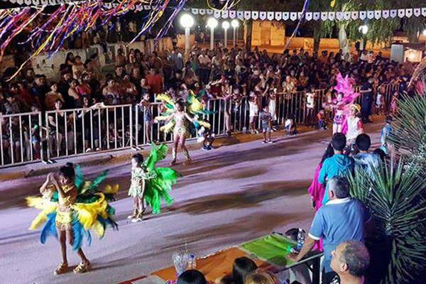 Pampa de los Guanacos disfrutoacute de una colorida celebracioacuten de carnaval