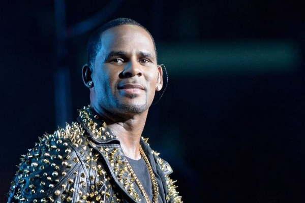 El cantante R Kelly acusado de abusar de  tres menores pagoacute fianza para quedar libre 