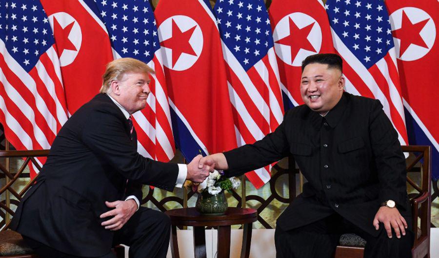 Apretoacuten de manos y buenos deseos entre Donald Trump y Kim Jong-un