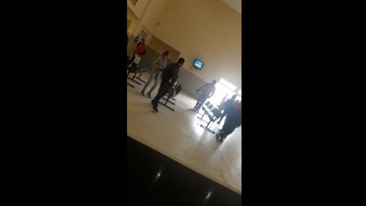 VIDEO  Cintazos y cuchillazos en el hospital de Friacuteas