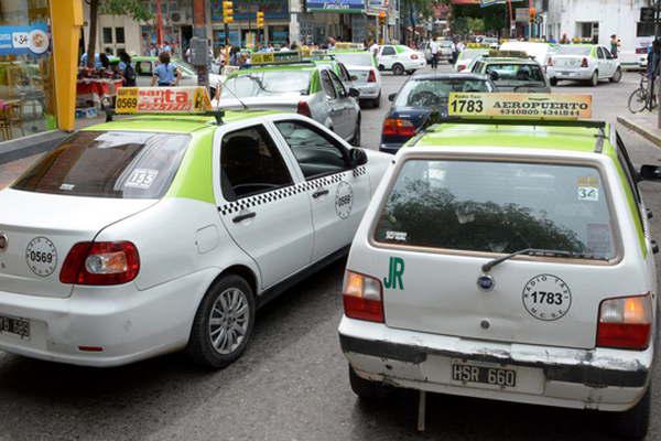 El porcentaje de suba  de tarifa de taxis divide  a choferes duentildeos  de autos y empresas