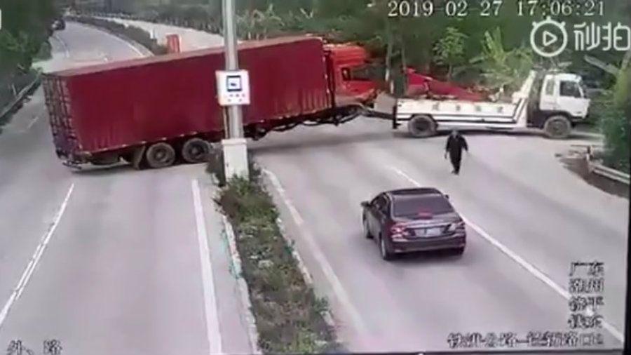 El impactante choque entre un camioacuten y otro que era trasladado en una gruacutea