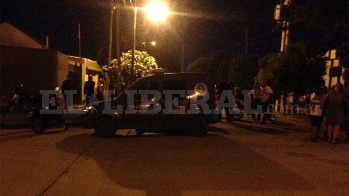 El sujeto liberó a la anciana pero contina atrincherado