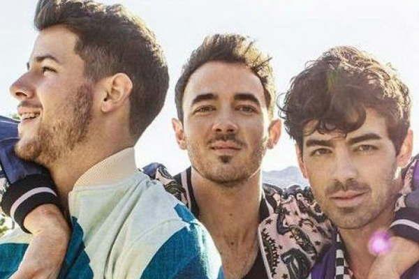 Con la publicacioacuten online de la nueva cancioacuten Sucker Jonas Brothers anuncioacute que estaacuten de vuelta en el mundo de la muacutesica  