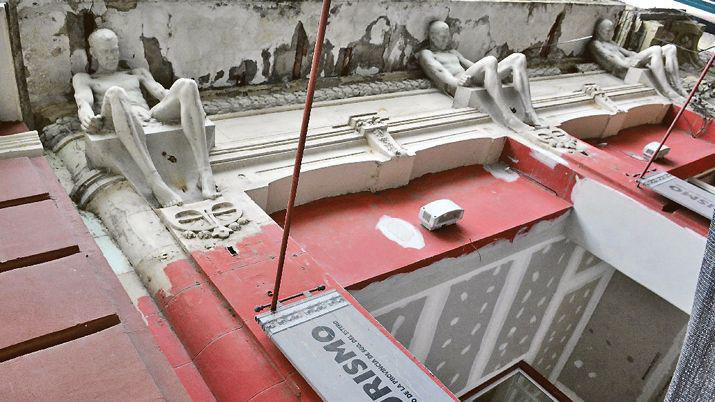 El renacer de los tres atlantes de piedra