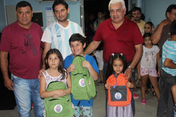 El Sindicato de Comercio entregoacute mochilas y kits