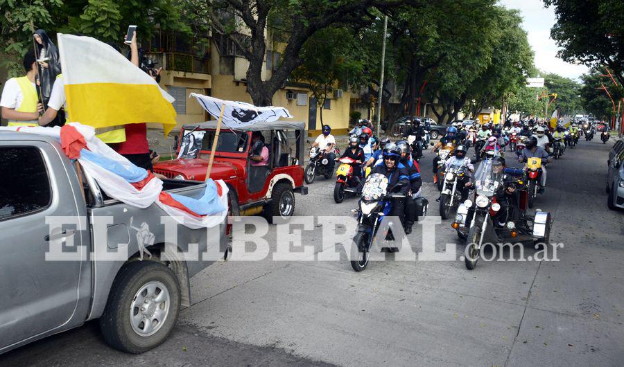 VIDEO Peregrinacioacuten de motos y autos por Mama Antula