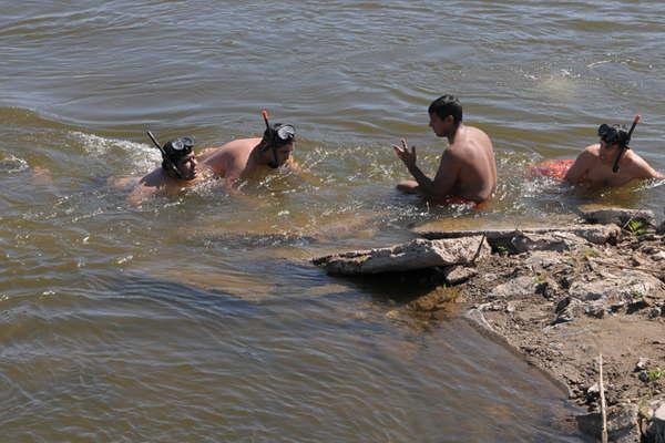 Conmocioacuten por dos hermanos que se ahogaron en los bantildeados del riacuteo Utis mientras pescaban
