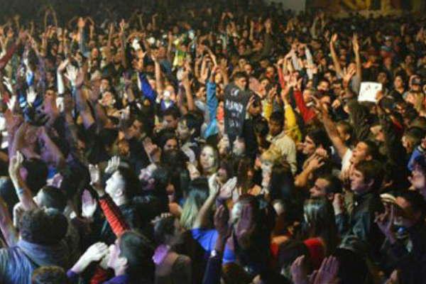 Bestial sujeto sacoacute a trompadas a su novia de un boliche