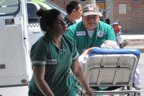 Motociclista embistioacute a seis joacutevenes peatones