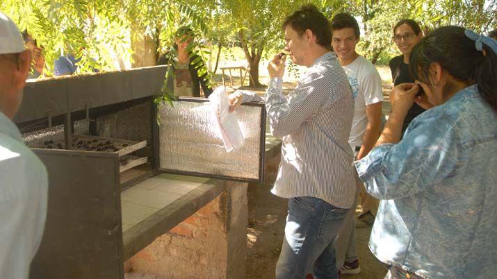Productores y alumnos loretanos evaluacutean un secadero solar