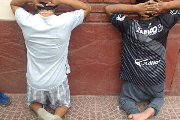 Apresaron a dos hermanos por amenazar a la madre con volarle la casa con una garrafa