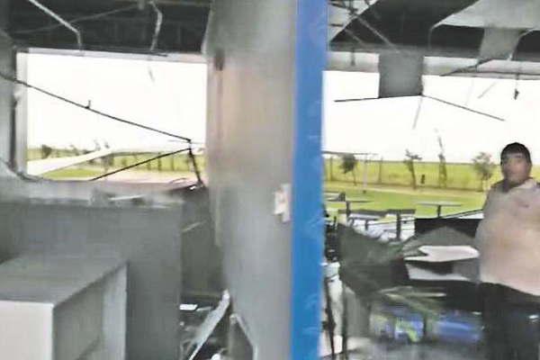 Intensas raacutefagas de viento provocaron destrozos en el sudeste provincial