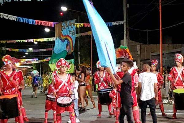 Espectacular despliegue de carnaval en avenida Mitre