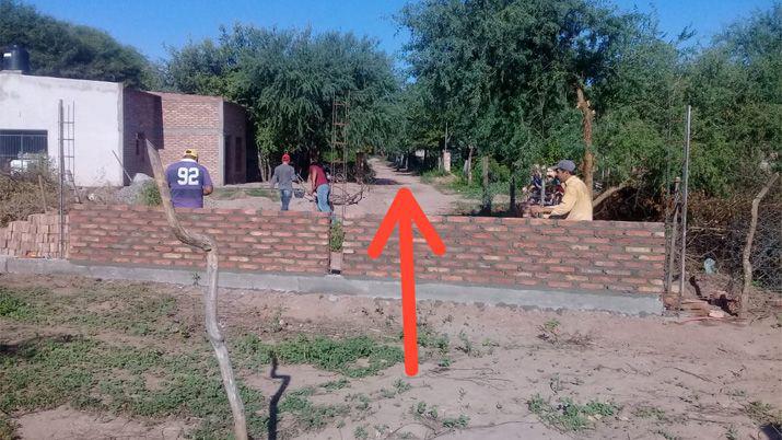 Insoacutelito- familia construyoacute un muro sobre un camino vecinal