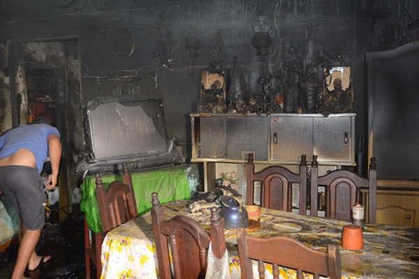 Una familia perdioacute todo en un voraz incendio que consumioacute casi por completo su vivienda