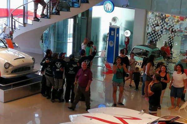 VIDEOS  Turistas extranjeros visitaron el Museo del Automoacutevil el fin de semana del Carnaval