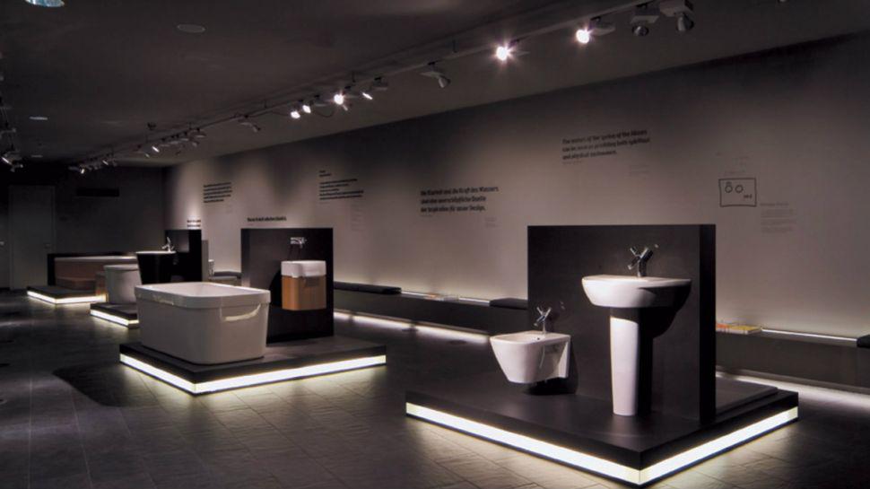 Insoacutelito- Una mujer hace sus necesidades en un bantildeo de exhibicioacuten