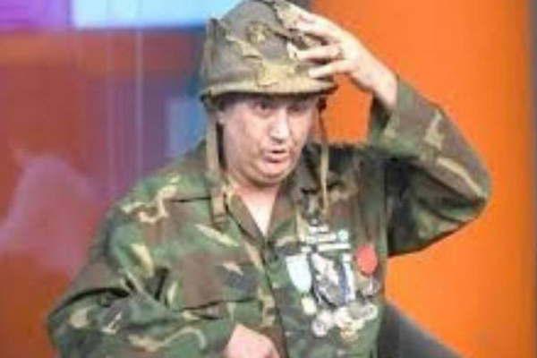 El veterano de la guerra de Malvinas Jorge Altieri durmioacute toda la noche junto al casco recuperado que le salvoacute la vida