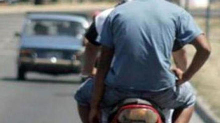 Motochorros atacaron a una menor y le robaron un celular valuado en 60000