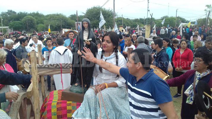 VIDEO  La feligresiacutea santiaguentildea honra a la beata Mama Antula