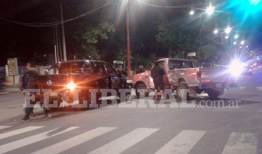 Violento choque de camionetas sobre Av Belgrano