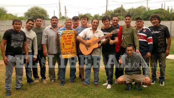 Los integrantes del Do Senda recibieron un tapiz atamisqueño en el marco de un encuentro cultural 