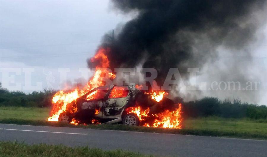 VIDEO Salioacute del taller mecaacutenico con su remis y se le incendioacute