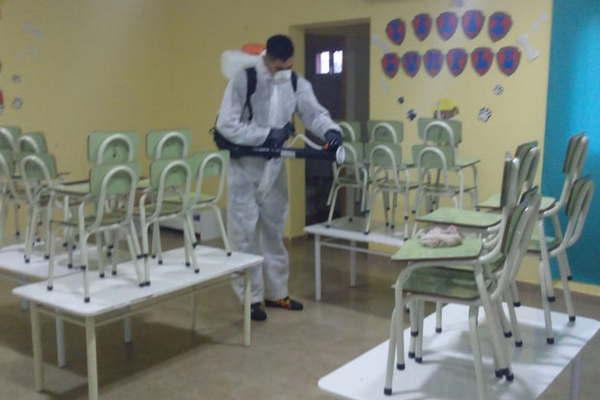 Fumigan para contrarrestar el avance de los focos infecciosos