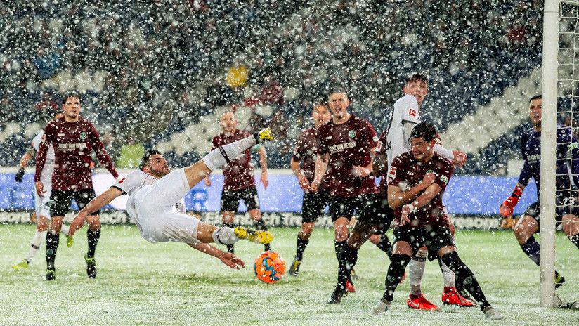 La nieve ataja un gol en un partido de la Bundesliga