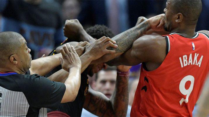 Tremenda pelea entre dos jugadores de NBA