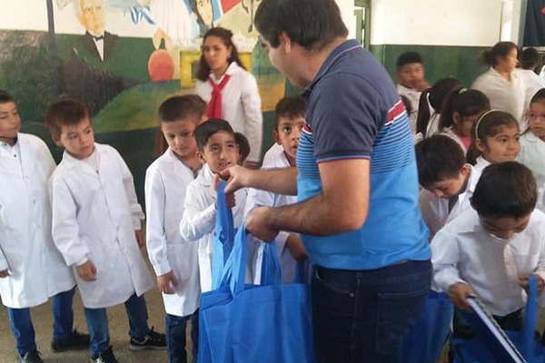 Entregaron materiales en diferentes escuelas del departamento Siliacutepica
