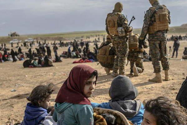 Guerrilleros del Estado Islaacutemico se entregaron a fuerzas kurdas en Siria