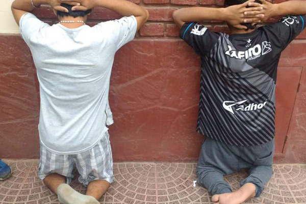 Dos colombianos uno con pedido de deportacioacuten viajaban colgados en un camioacuten cisterna 