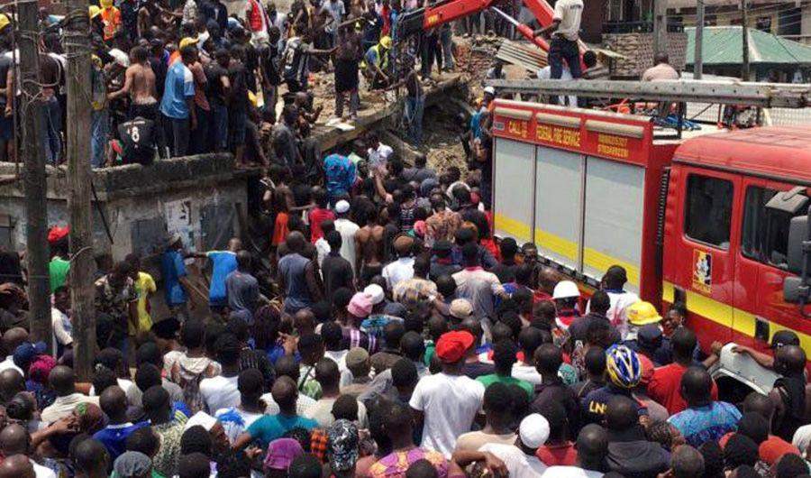 VIDEO  Nigeria- 100 nintildeos atrapados al derrumbarse un colegio
