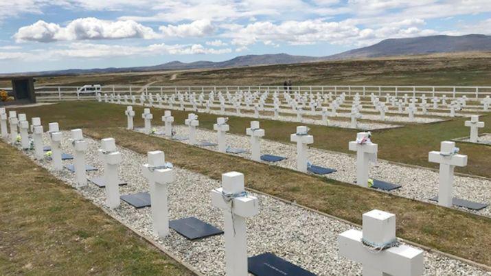 La hermana del cabo segundo Ramón Edmundo Ordoñez visitar la tumba de su deudo en el cementerio de Darwin