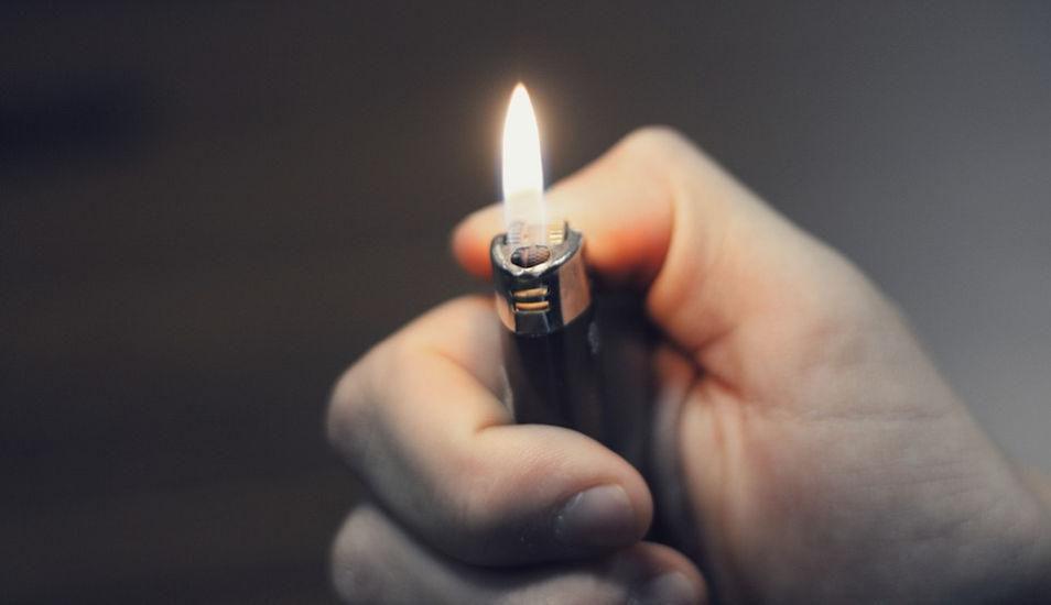 Insoacutelito- Le retiraron de su estoacutemago un encendedor que se tragoacute cuando estaba ebrio