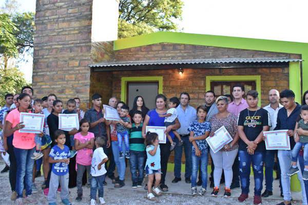 El Gobierno provincial realizoacute la entrega de viviendas sociales en la localidad de Palo Negro
