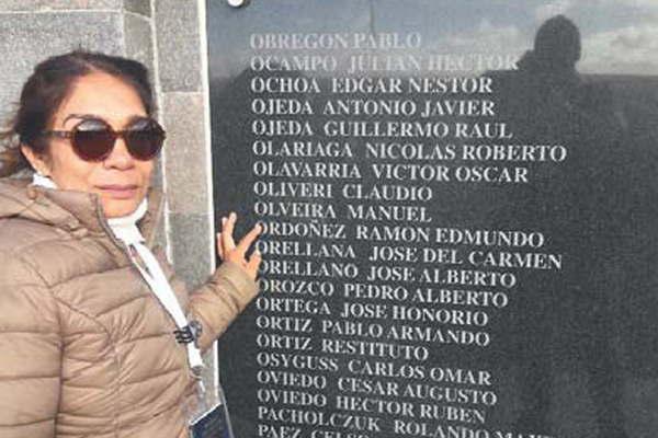 Una hermana del cabo segundo Ramoacuten Edmundo Ordoacutentildeez visitoacute las Malvinas