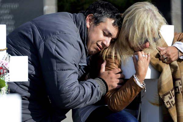 Apenas llegaron los familiares abrazaron la cruz de la tumba de su soldado