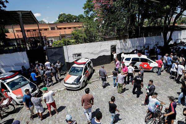 Brasil- dos joacutevenes asesinaron a diez escolares y se suicidaron