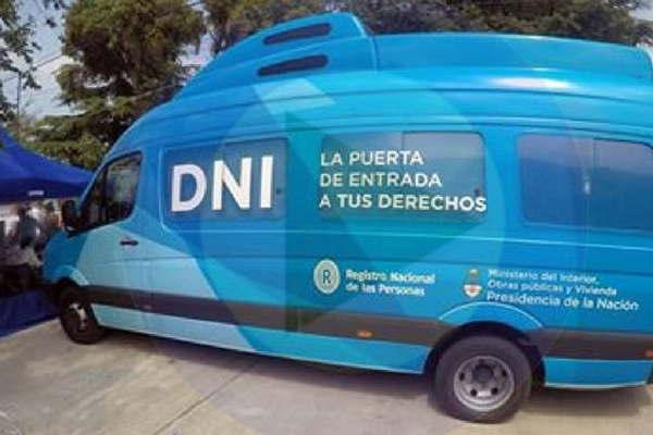 La unidad moacutevil de Renaper y Anses continuacutean atendiendo en el interior