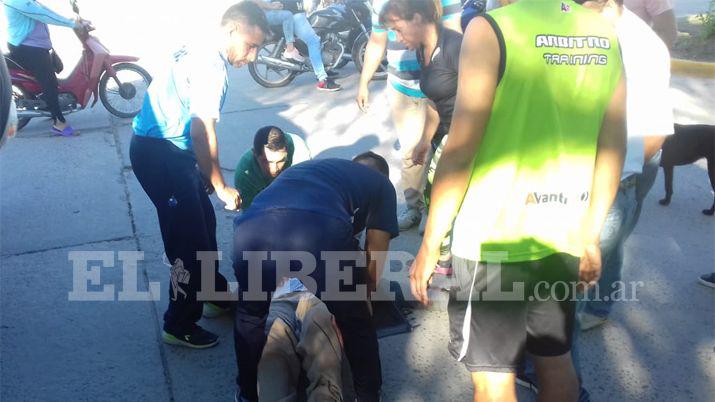 Abrioacute la puerta de su auto y un motociclista sufrioacute graves heridas