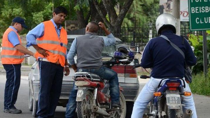 Inspector de traacutensito fue golpeado por motociclista