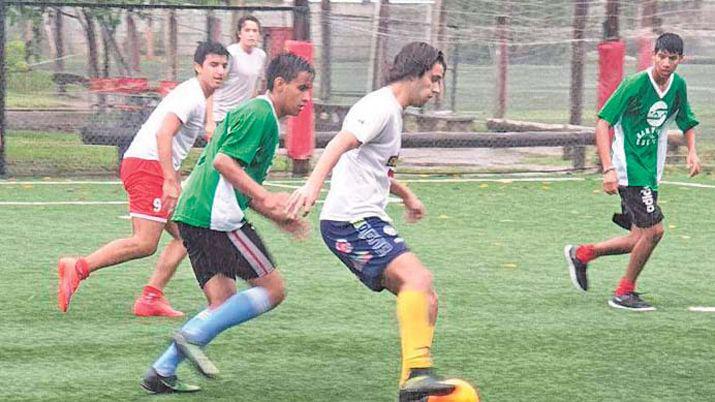 Tarde de fuacutetbol en las tres canchas del complejo deportivo El Chantildear de La Banda