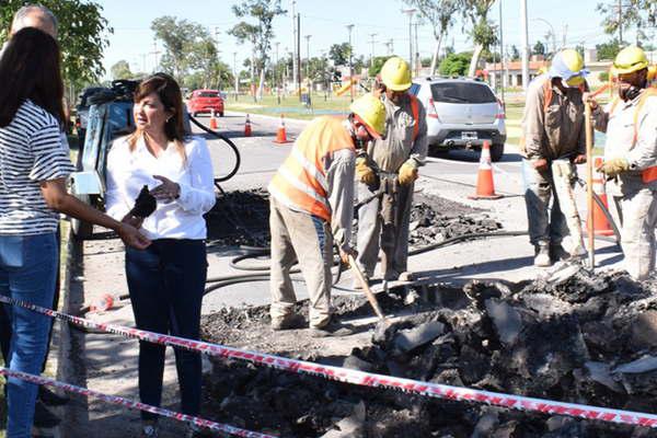 La intendente Fuentes inspeccionoacute obras en avenida Belgrano sur