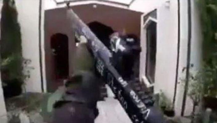 Los medios locales informaron que hay al menos 49 muertos La secuencia fue filmada por el agresor